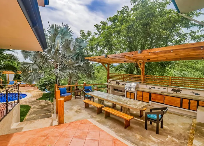 Shared Pool & Outdoor Kitchen: Flamingo Gem Hébergement de vacances *
