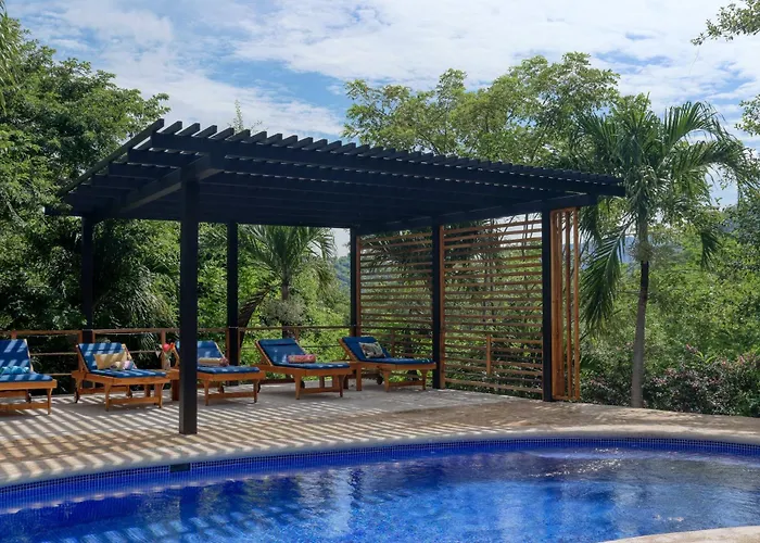 Shared Pool & Outdoor Kitchen: Flamingo Gem