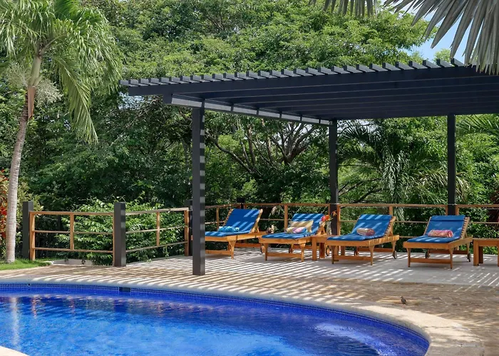 Shared Pool & Outdoor Kitchen: Flamingo Gem Hébergement de vacances